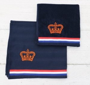 Blauwe keukenhanddoek en theedoek met oranje kroon en rood wit blauw lint