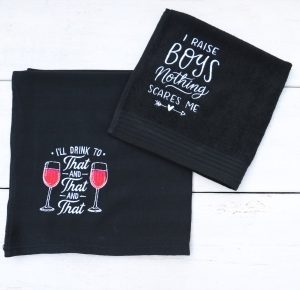 Keukenset zwart met verschillende teksten op handdoek en theedoek (kan ook op 1 set dezelfde soort tekst)