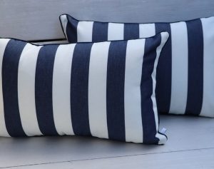 Mooie kwaliteit outdoor kussens ,ecru met donkerblauwe streep
