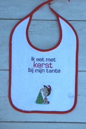 Witte slab met rood biaisband en een egel met kerstboom om bij je tante te eten met kerst