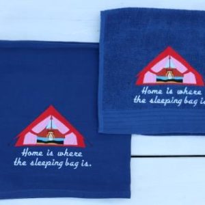 Blauwe keukenset met rode tent en tekst Home is where the sleeping bag is